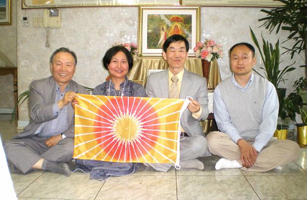 03 S Korea.jpg - Flag of Invincibility is held by leaders in Seoul's Invincibility Centre.